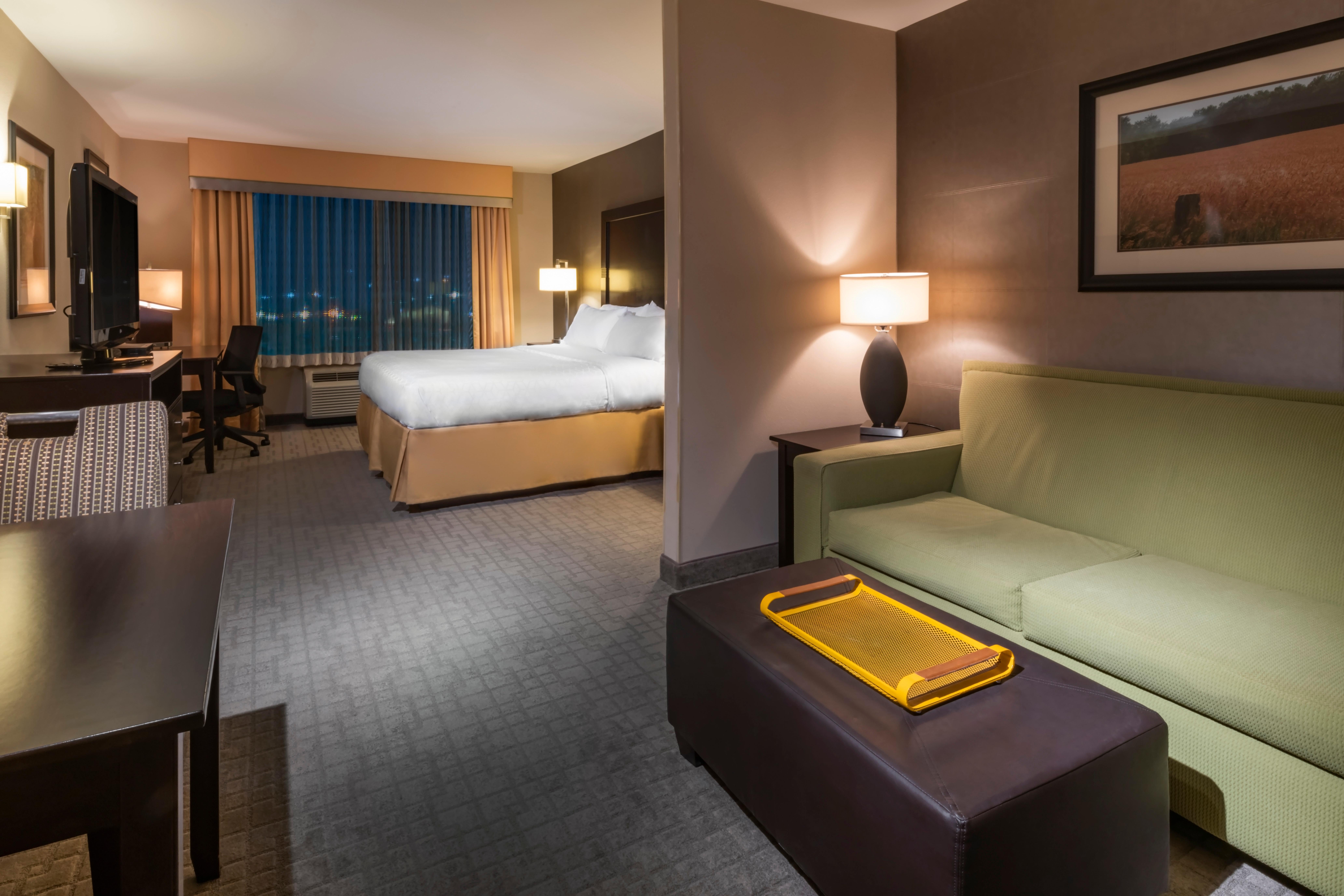 Holiday Inn Express Hays By Ihg Екстериор снимка
