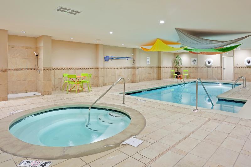 Holiday Inn Express Hays By Ihg Екстериор снимка
